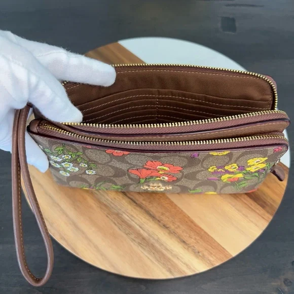 Coach Double Zip Wallet in Signature Canvas with Floral Print - Picture 4 of 12